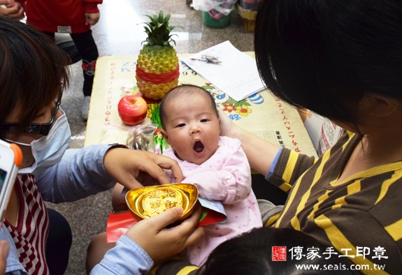張寶寶(台中西區到府嬰兒寶寶滿月剃頭理髮、免費到府嬰兒剃胎毛儀式吉祥話)。到府剃頭剃胎毛主持、專業拍照、DVD光碟、證書。★購買「臍帶章、肚臍章、胎毛筆刷印章」贈送：剃頭、收涎、抓周，三選一。2015.12.13 照片10